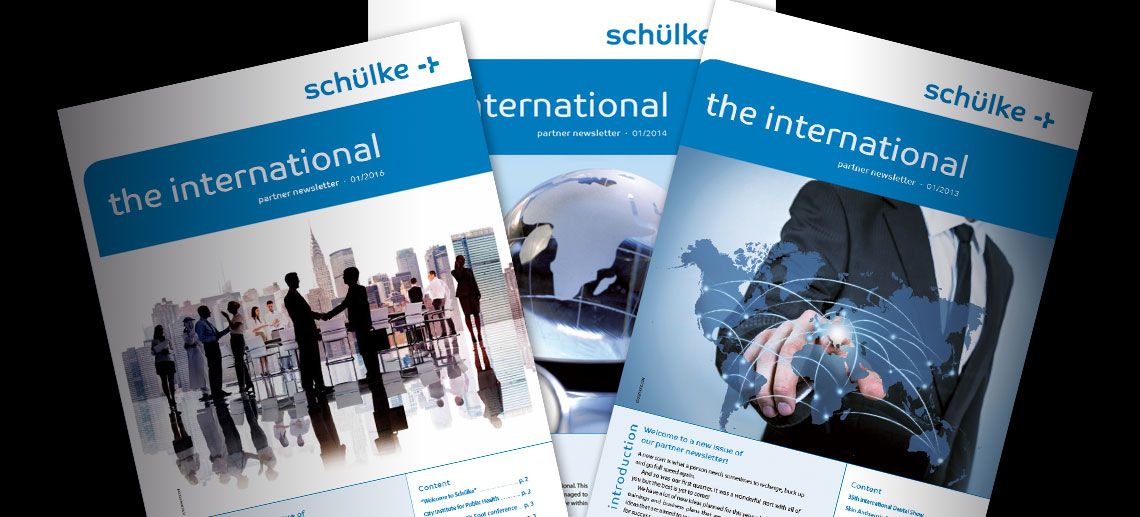 Das Bild zeigt verschiedene Druckwerke im Corporate Design des Kunden.